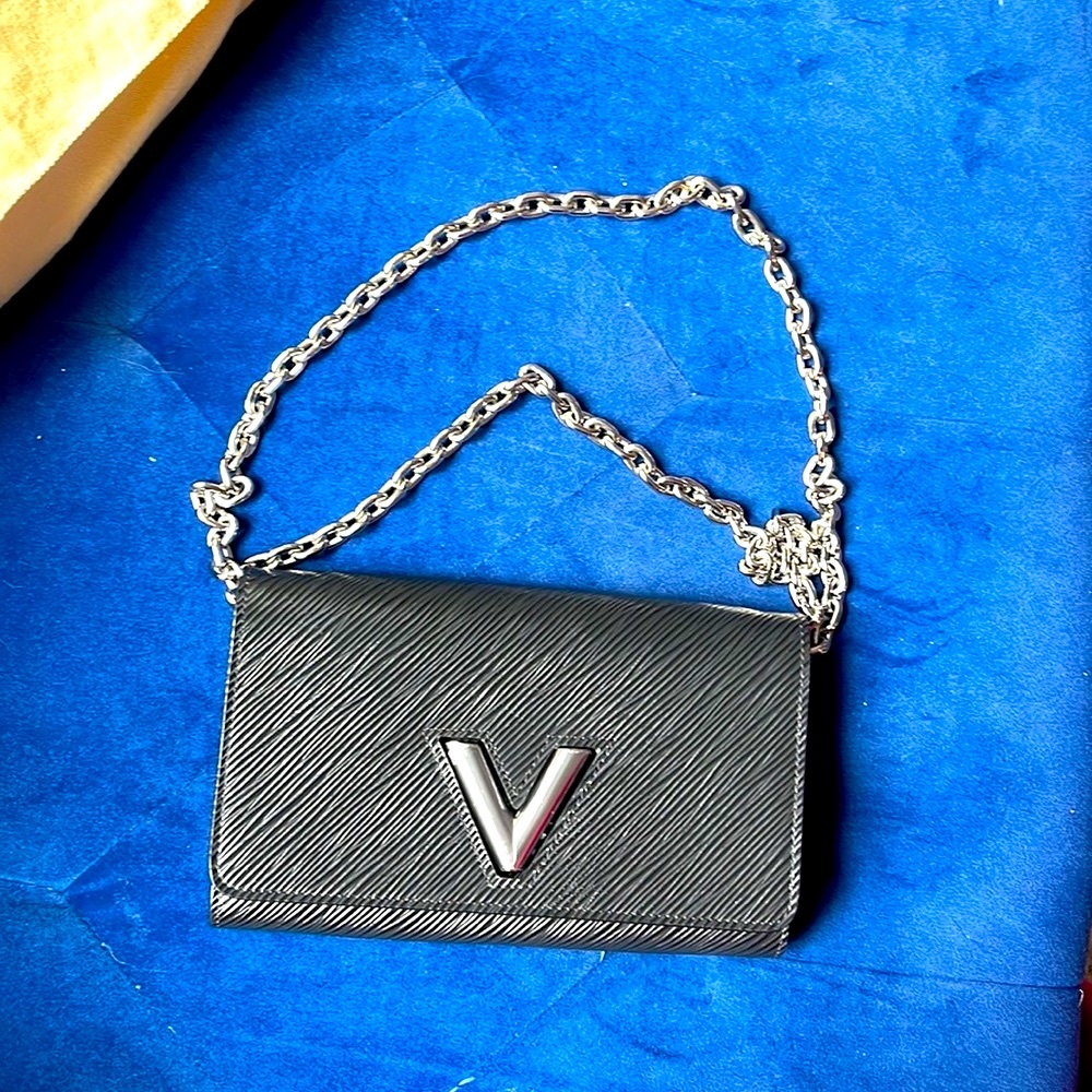 Black LV Twist

2019 pre-owned Twist chain wallet